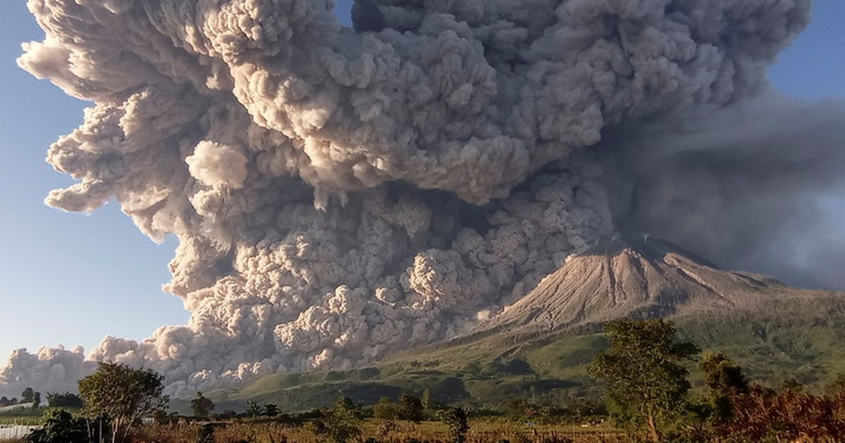 BREAKING Indonesia’s Mount Sinabung in massive eruption as ash spews 16,000ft into sky