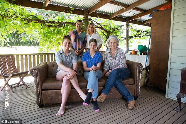 Family who nearly lost everything in bushfires meet Guy Sebastian