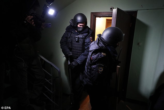 Cops search Alexei Navalny’s flat for Covid rules-violation evidence