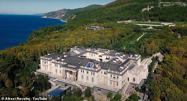 ‘Putin’s Â£1billion palace’ is a building site and just ‘one slab of concrete’, footage claims