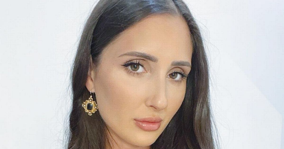 Model told to ‘cover up’ on plane slams trolls trying to shame her over her job – World News