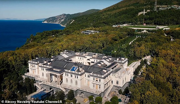 Builders at ‘Putin’s Â£1billion palace’ confirm home is riddled with mould