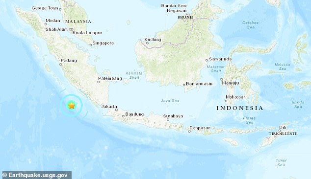 6.2-magnitude earthquake strikes off Indonesian island of SumatraÂ 