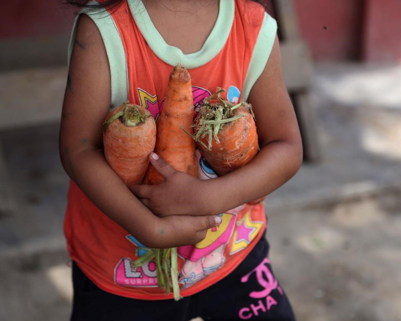 Common pots prepared by neighbours feeding thousands in Peru