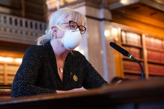 Rep. Beth Wessel-Kroeschell wears jeans on Iowa House floor to protest lack of mask mandate