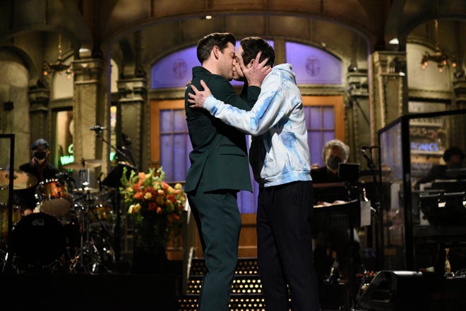 John Krasinski, Pete Davidson ‘SNL’ kiss not great for gay community