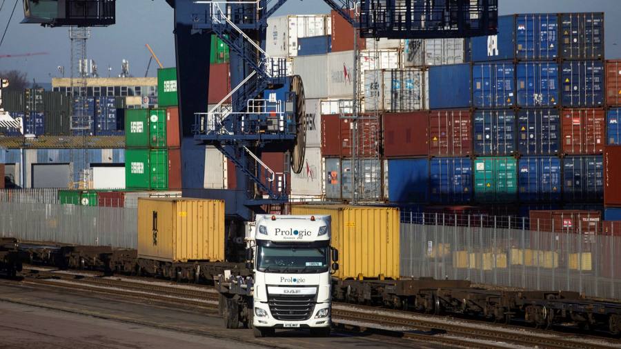 UK hauliers call for â€˜urgent interventionâ€™ as they warn over exports slump