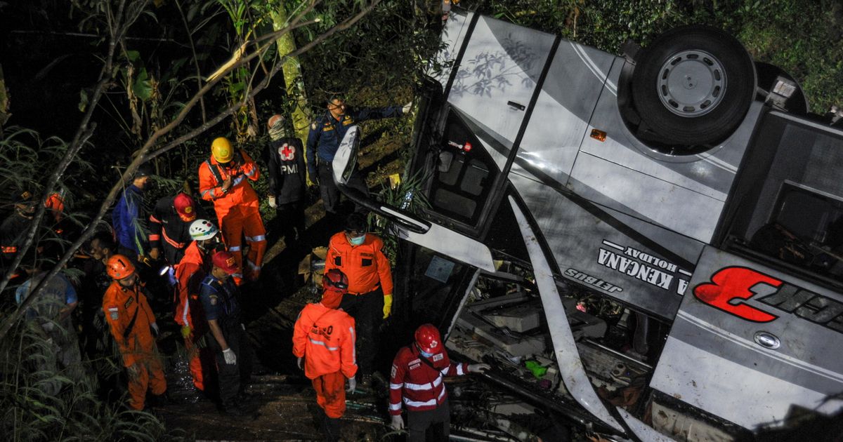 Indonesian bus carrying schoolchildren ‘plunges into a ravine’ killing 27